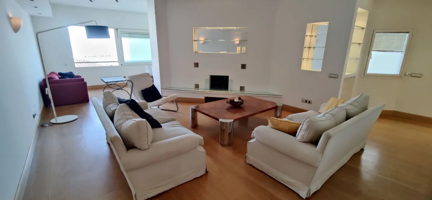 Sale of middle floor apartment in Puerto Banús 1