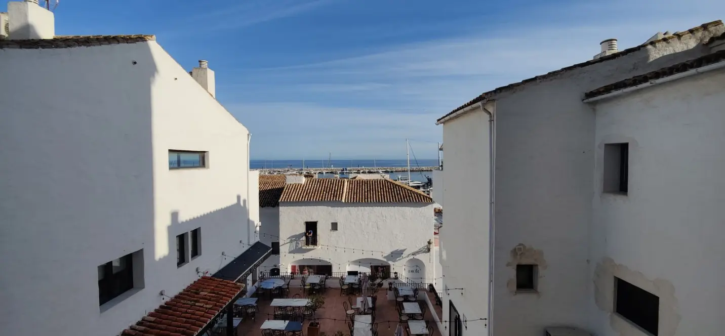 Sale of middle floor apartment in Puerto Banús 3