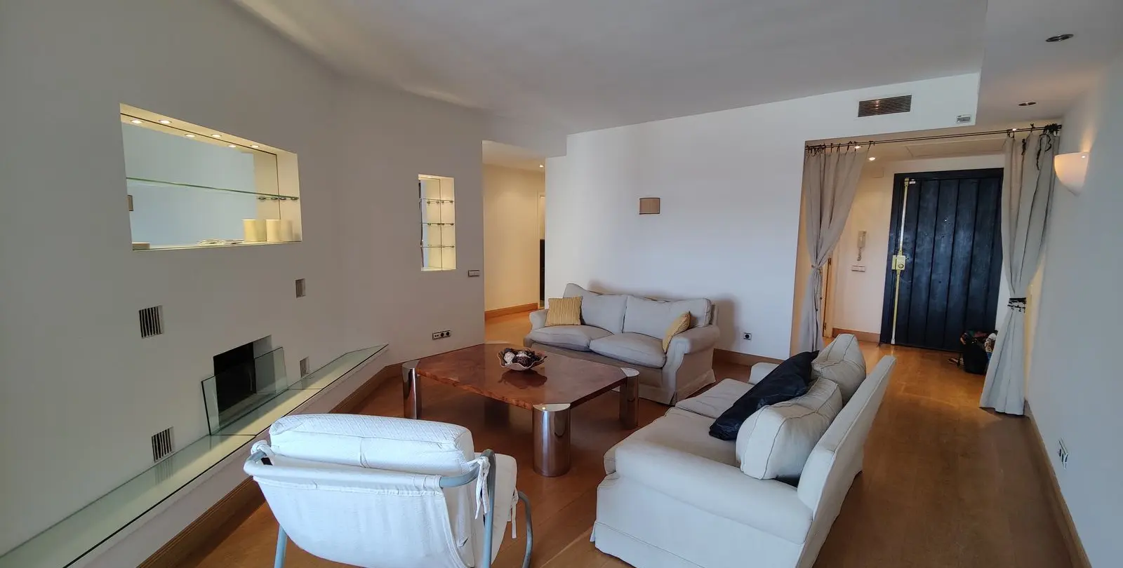 Sale of middle floor apartment in Puerto Banús 5
