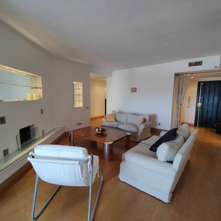 Sale of middle floor apartment in Puerto Banús