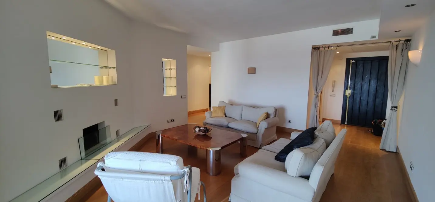 Sale of middle floor apartment in Puerto Banús 4