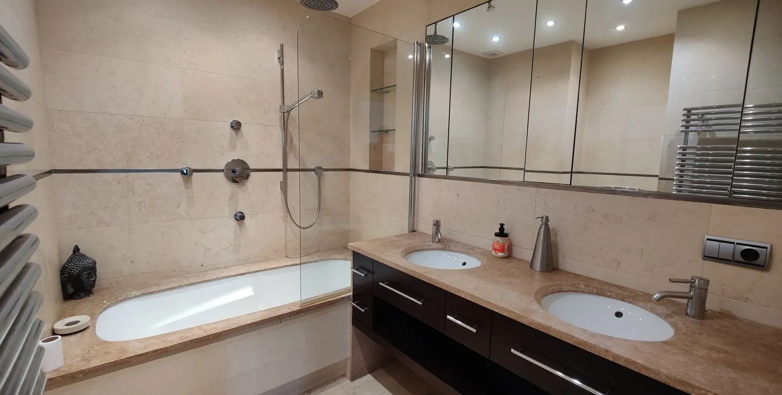 Sale of middle floor apartment in Puerto Banús 11