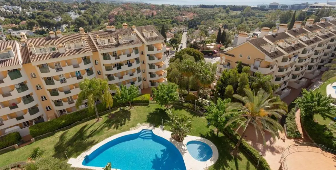 Short-term rent of middle floor apartment in Nueva Andalucía 24