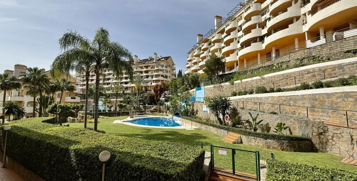 Short-term rent of middle floor apartment in Nueva Andalucía 25
