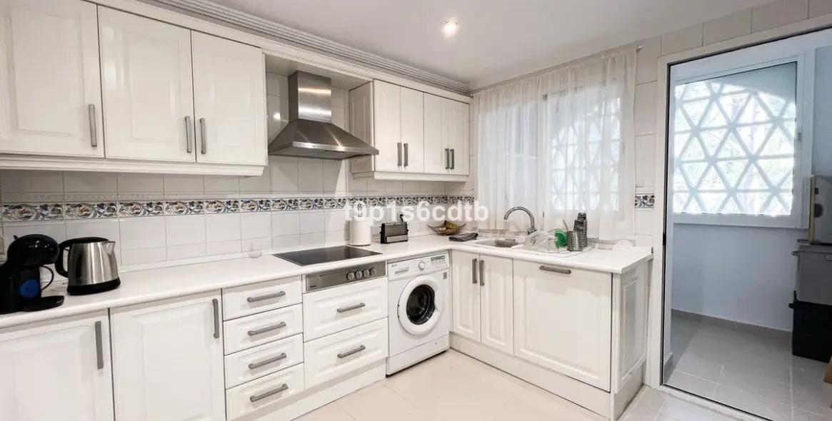 Short-term rent of middle floor apartment in Bahía de Marbella 13