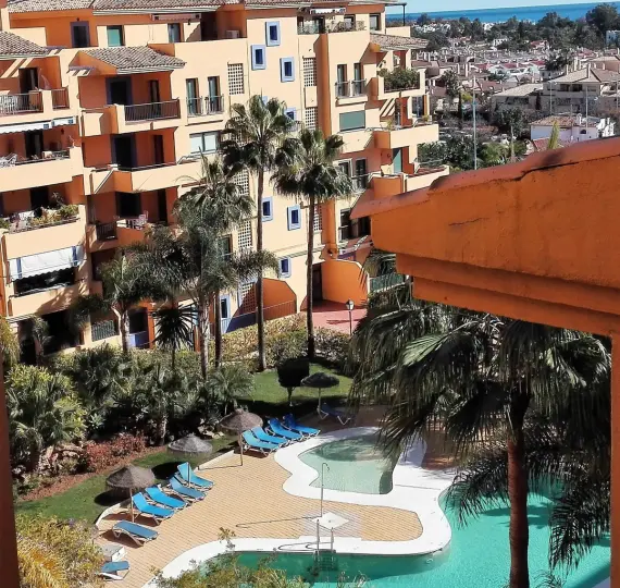 Alquiler a corto plazo de apartamento en planta media en San Pedro de Alcántara