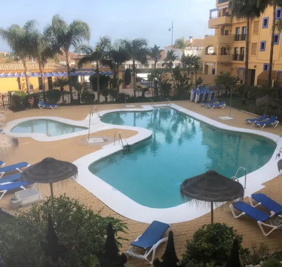 Alquiler a corto plazo de apartamento en planta media en San Pedro de Alcántara