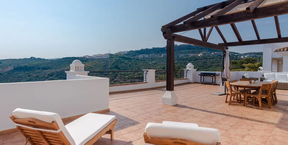 Short-term rent of penthouse in Casares Playa 1