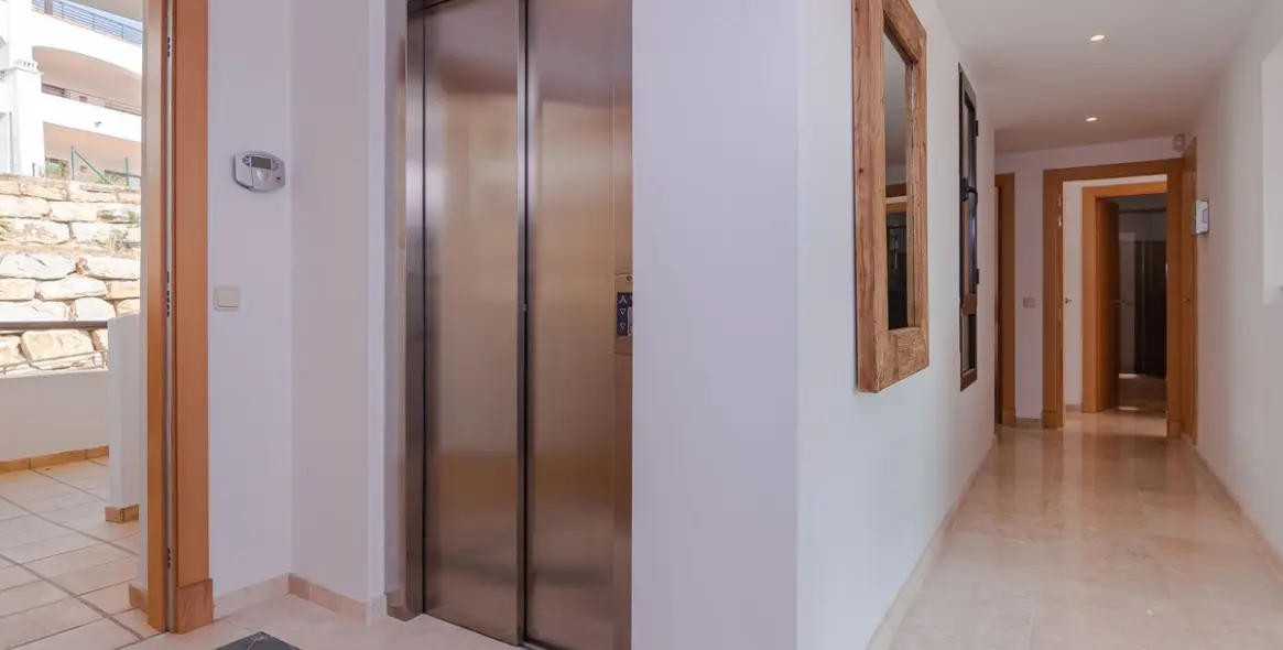 Short-term rent of penthouse in Casares Playa 9
