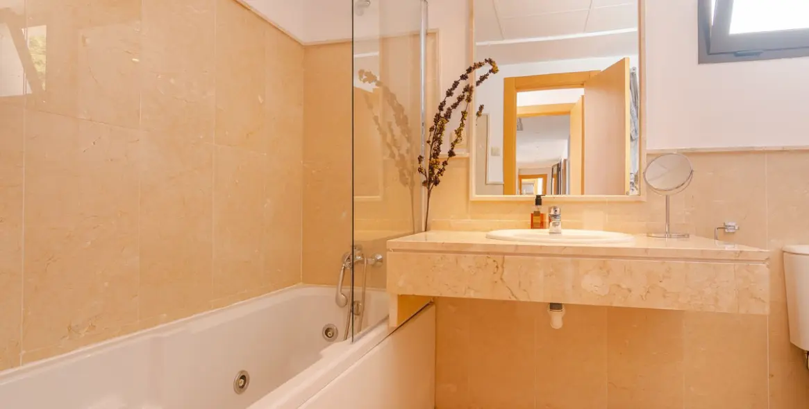 Short-term rent of penthouse in Casares Playa 15