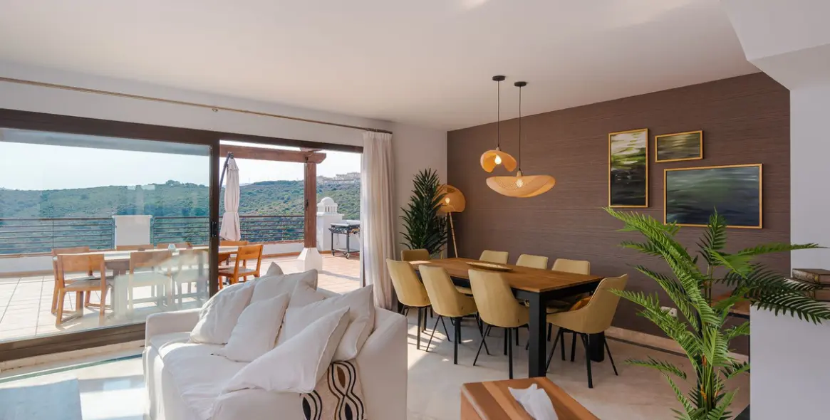 Short-term rent of penthouse in Casares Playa 18