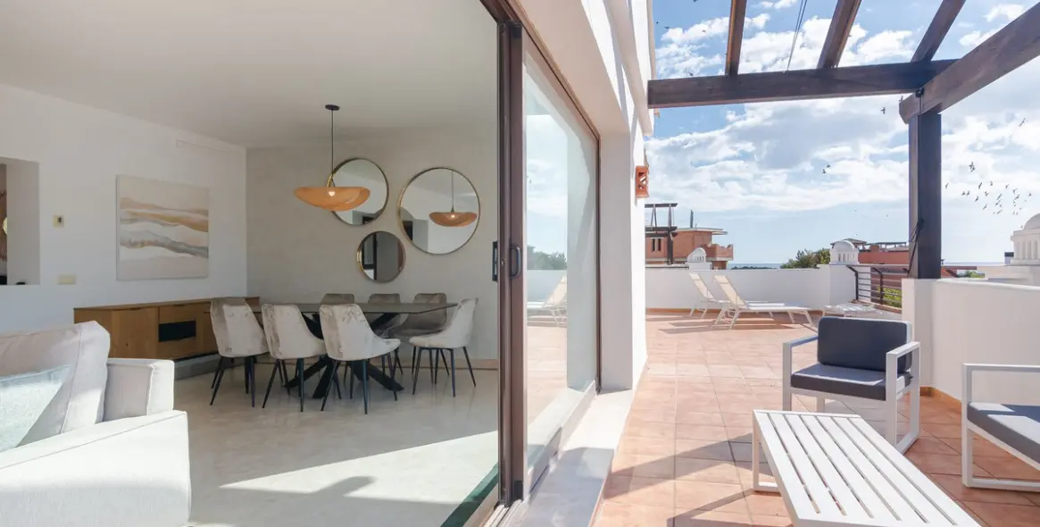 Short-term rent of penthouse in Casares Playa 1