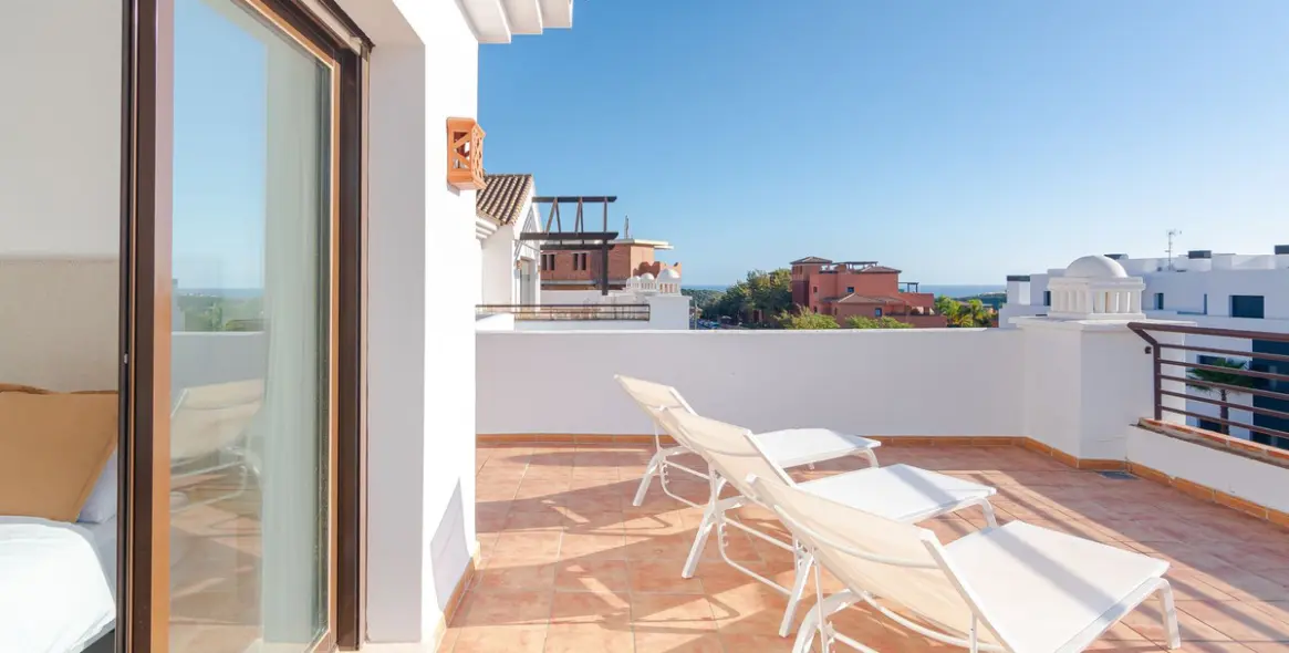Short-term rent of penthouse in Casares Playa 2