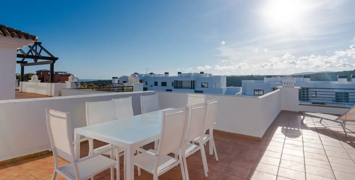 Short-term rent of penthouse in Casares Playa 3