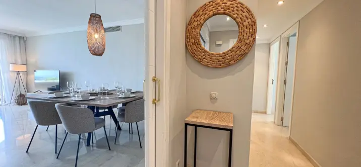 Short-term rent of middle floor apartment in New Golden Mile 1