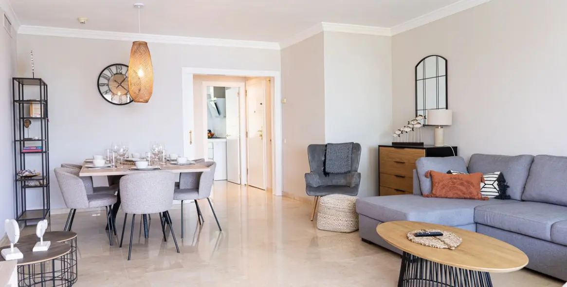 Alquiler a corto plazo de apartamento en planta media en New Golden Mile 3