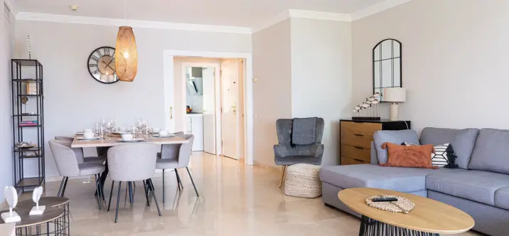 Short-term rent of middle floor apartment in New Golden Mile 2