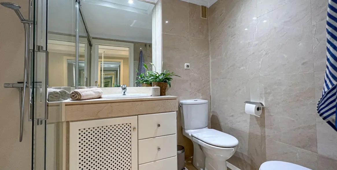 Alquiler a corto plazo de apartamento en planta media en New Golden Mile 14