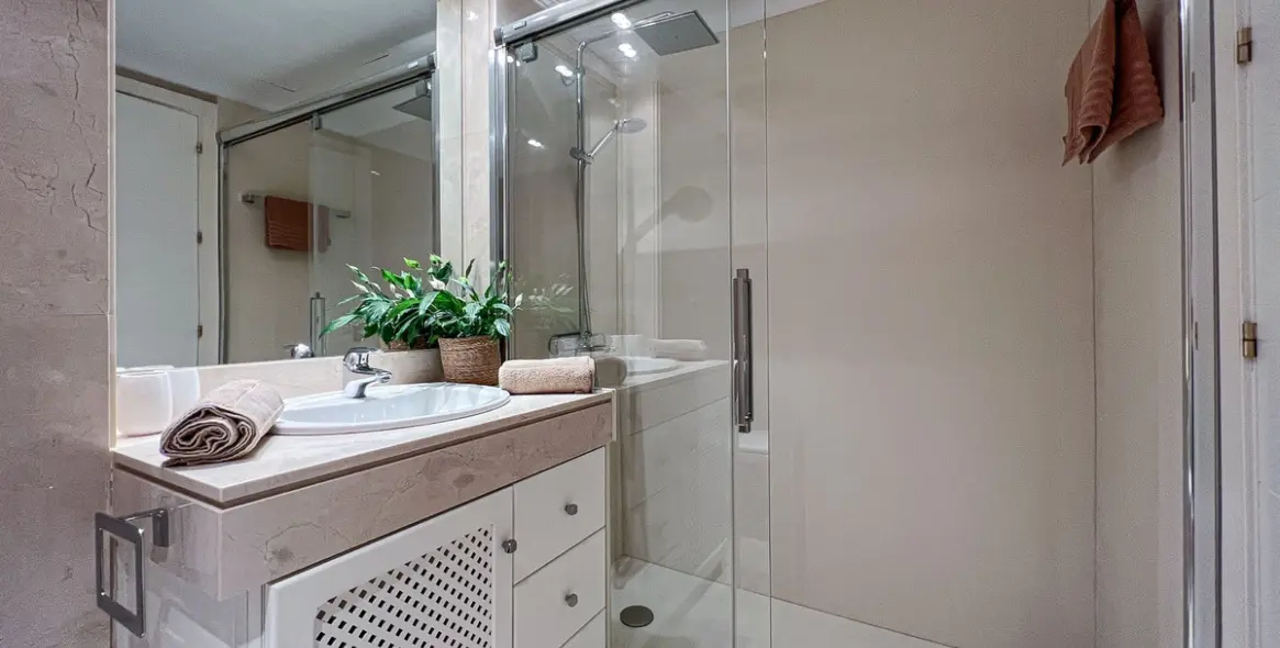 Alquiler a corto plazo de apartamento en planta media en New Golden Mile 15