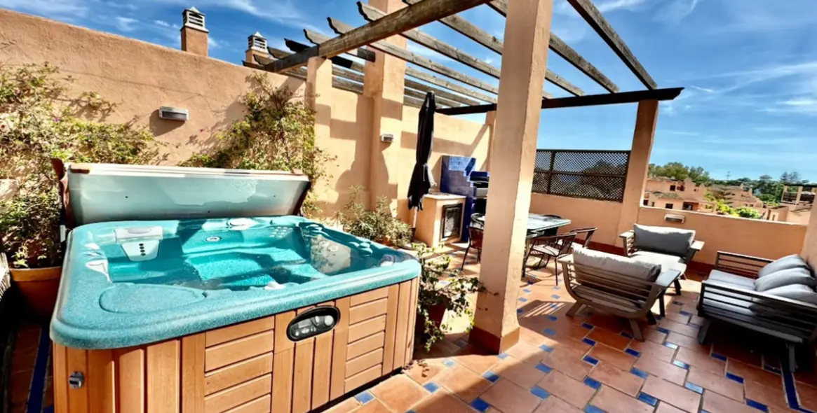 Short-term rent of penthouse in New Golden Mile 25