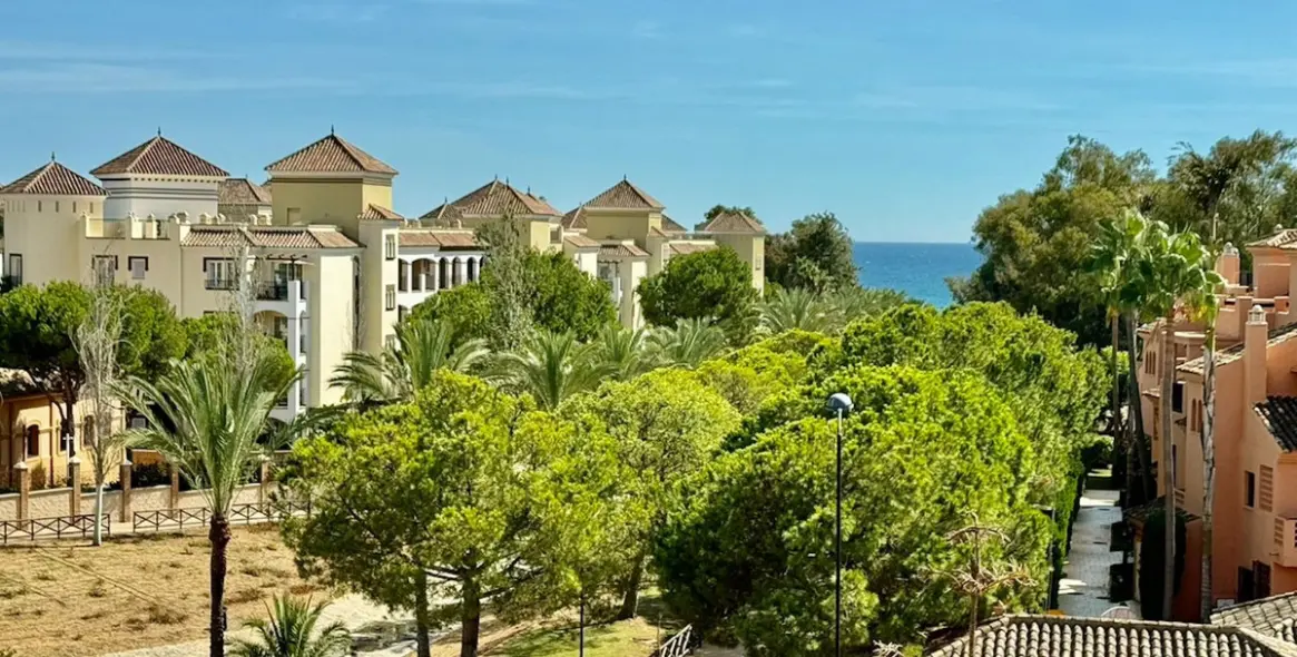 Short-term rent of penthouse in New Golden Mile 30