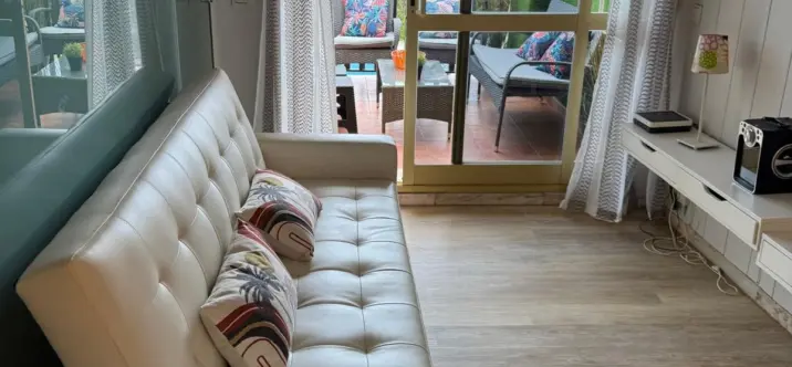 Alquiler a largo plazo de apartamento en planta media en Elviria 0