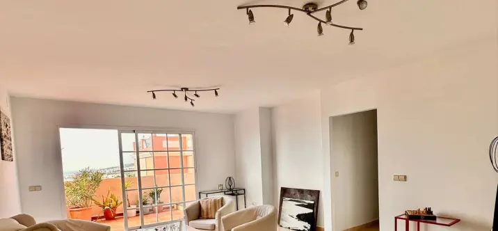 Долгосрочная аренда апартаментов на среднем этаже в La Duquesa 0