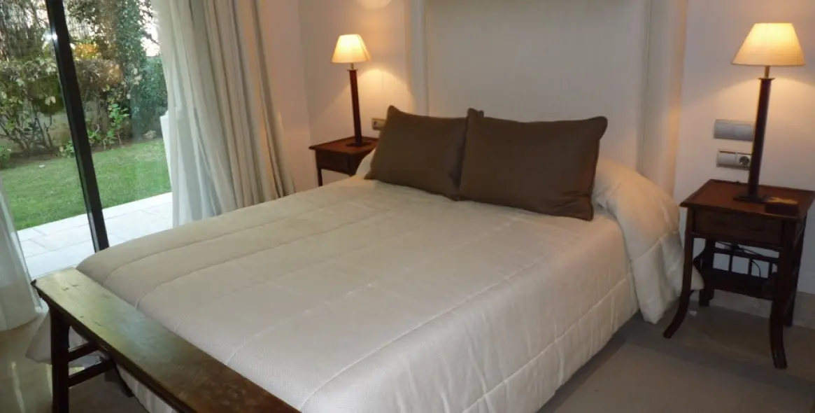 Alquiler a corto plazo de apartamento en planta baja en Los Monteros 4