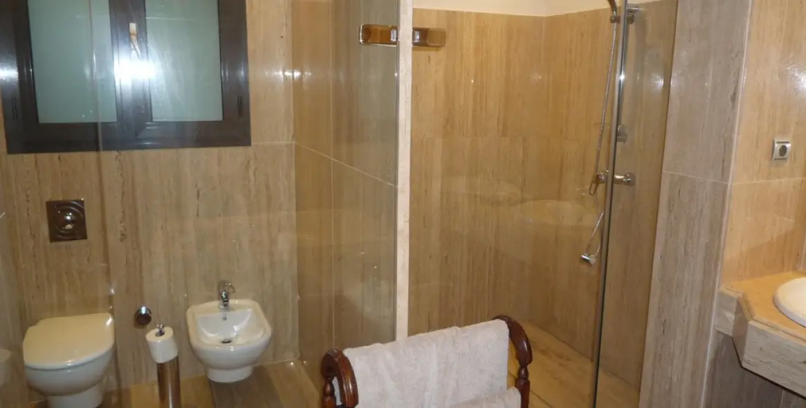 Alquiler a corto plazo de apartamento en planta baja en Los Monteros 15