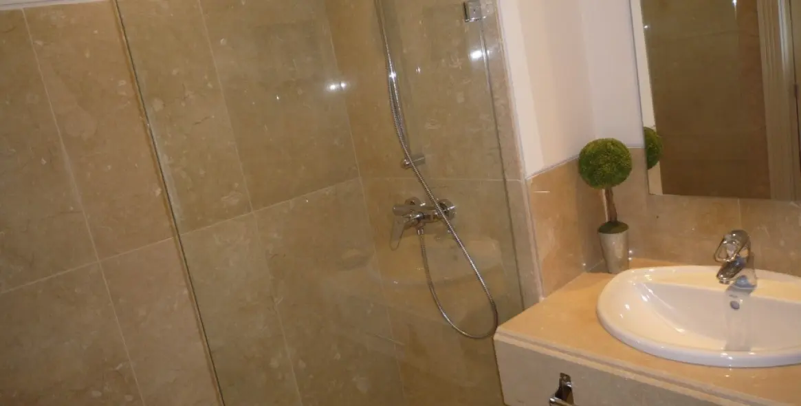 Alquiler a corto plazo de apartamento en planta baja en Los Monteros 17