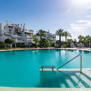 Alquiler a corto plazo de apartamento en planta media en San Pedro de Alcántara