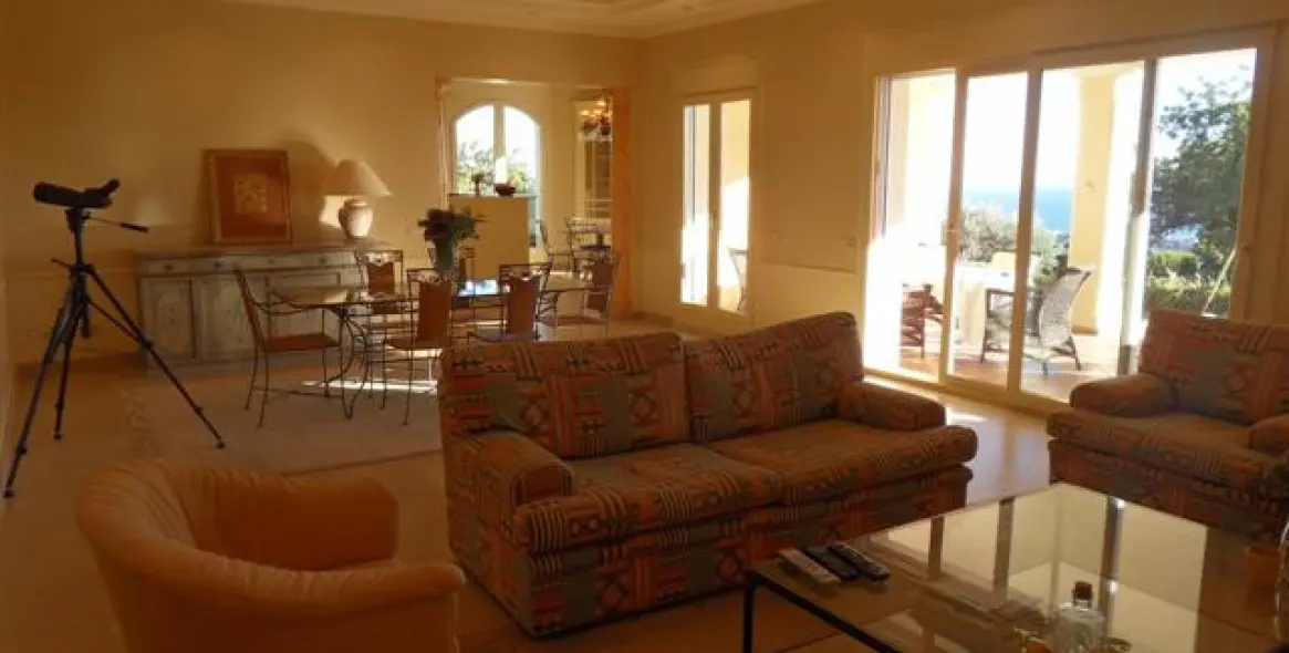 Alquiler a corto plazo de villa independiente en Altos de los Monteros 2