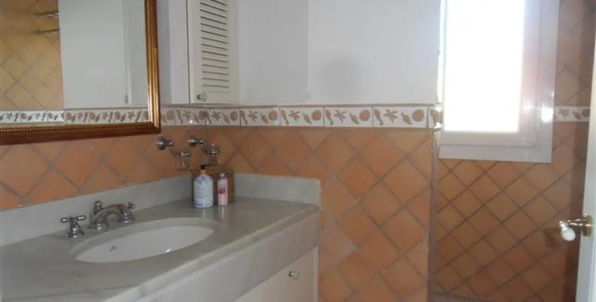 Alquiler a corto plazo de villa independiente en Altos de los Monteros 16