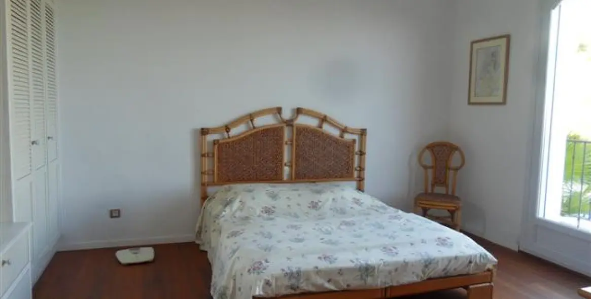 Alquiler a corto plazo de villa independiente en Altos de los Monteros 17