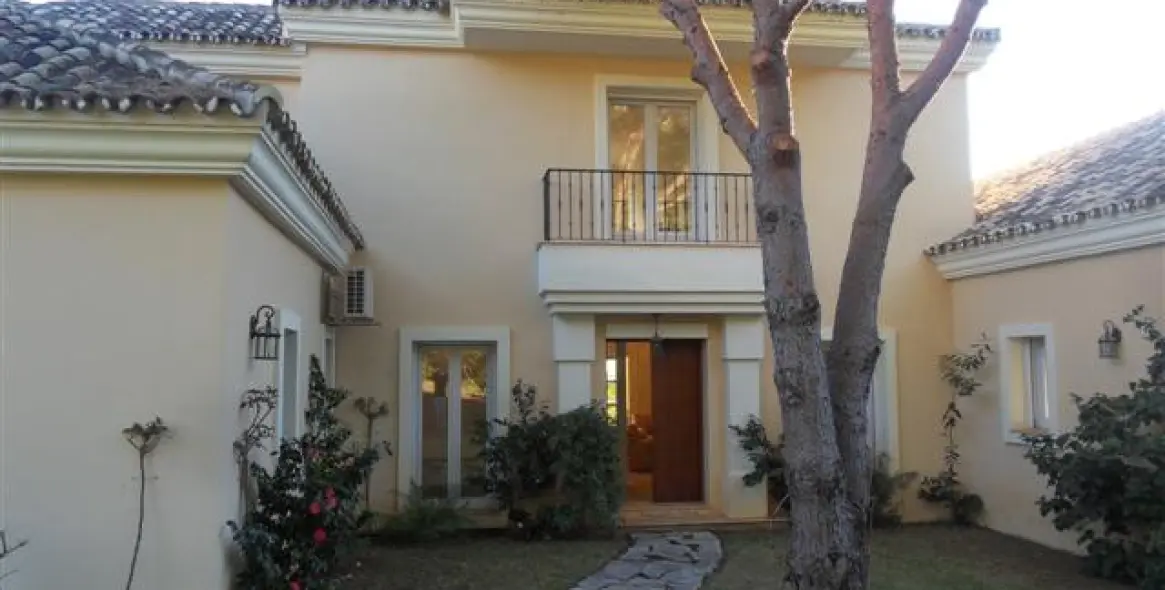 Short-term rent of detached villa in Altos de los Monteros 21