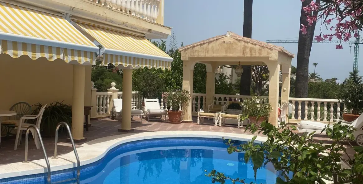 Short-term rent of detached villa in Elviria 4