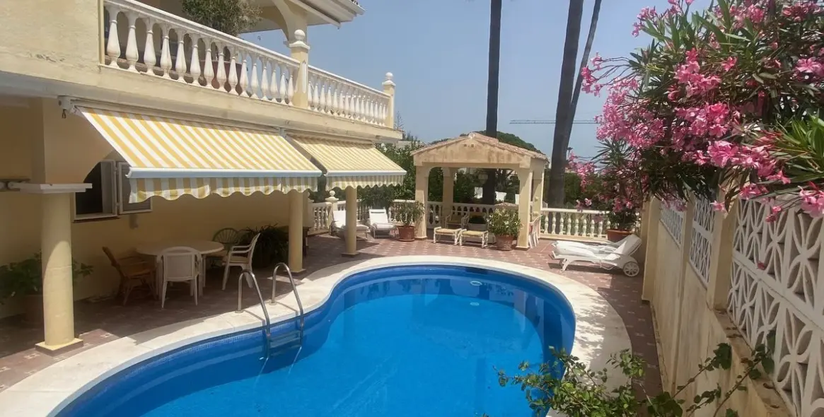 Short-term rent of detached villa in Elviria 8