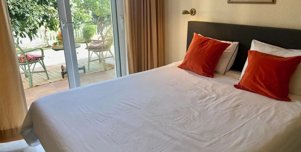 Short-term rent of detached villa in Elviria 13