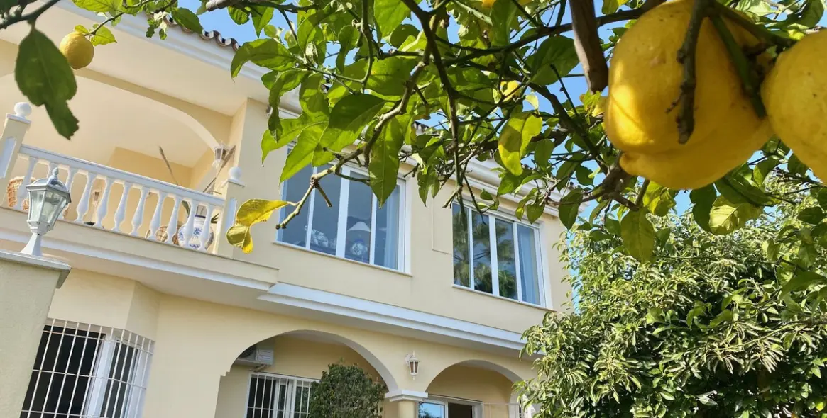 Short-term rent of detached villa in Elviria 14