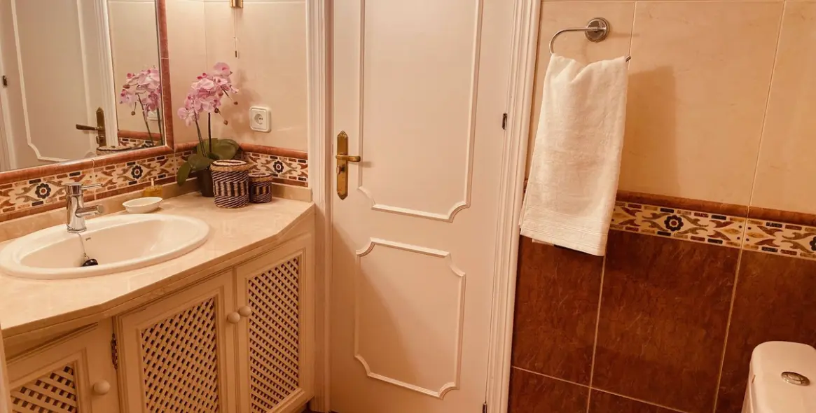 Short-term rent of detached villa in Elviria 16