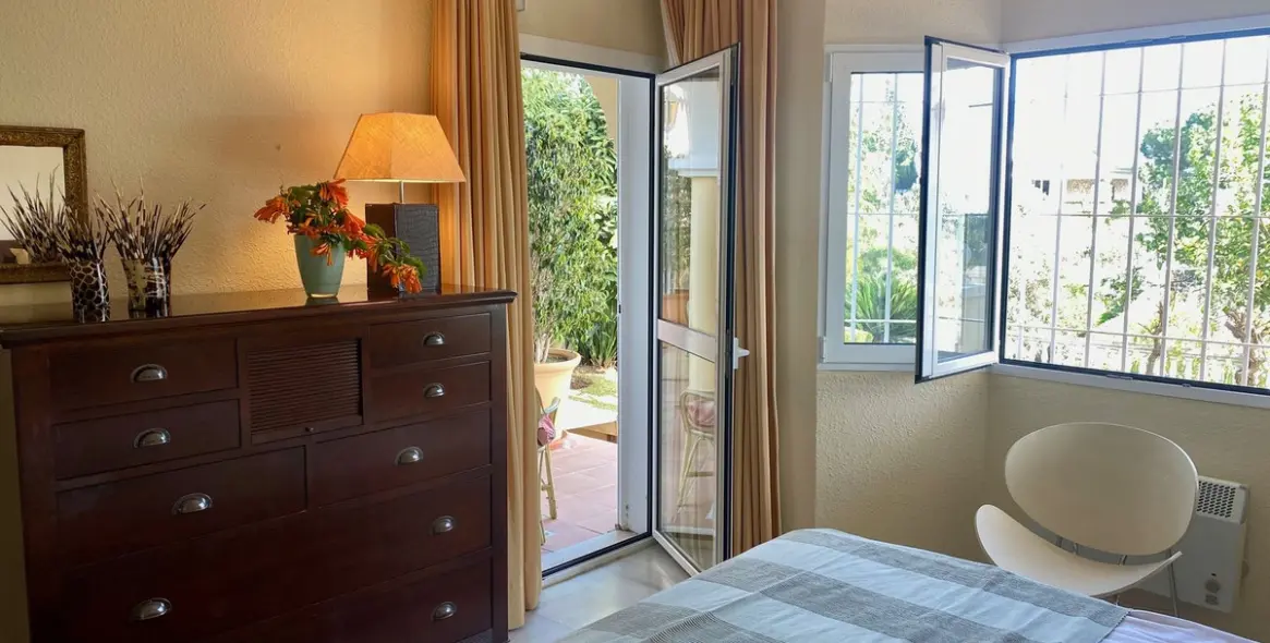 Short-term rent of detached villa in Elviria 17