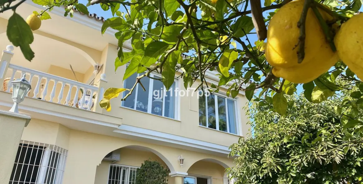 Alquiler a corto plazo de villa independiente en Elviria 14