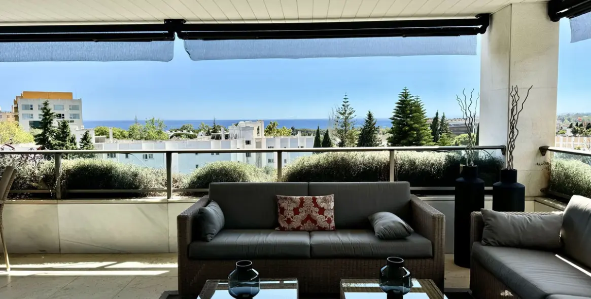 Short-term rent of middle floor apartment in The Golden Mile 2