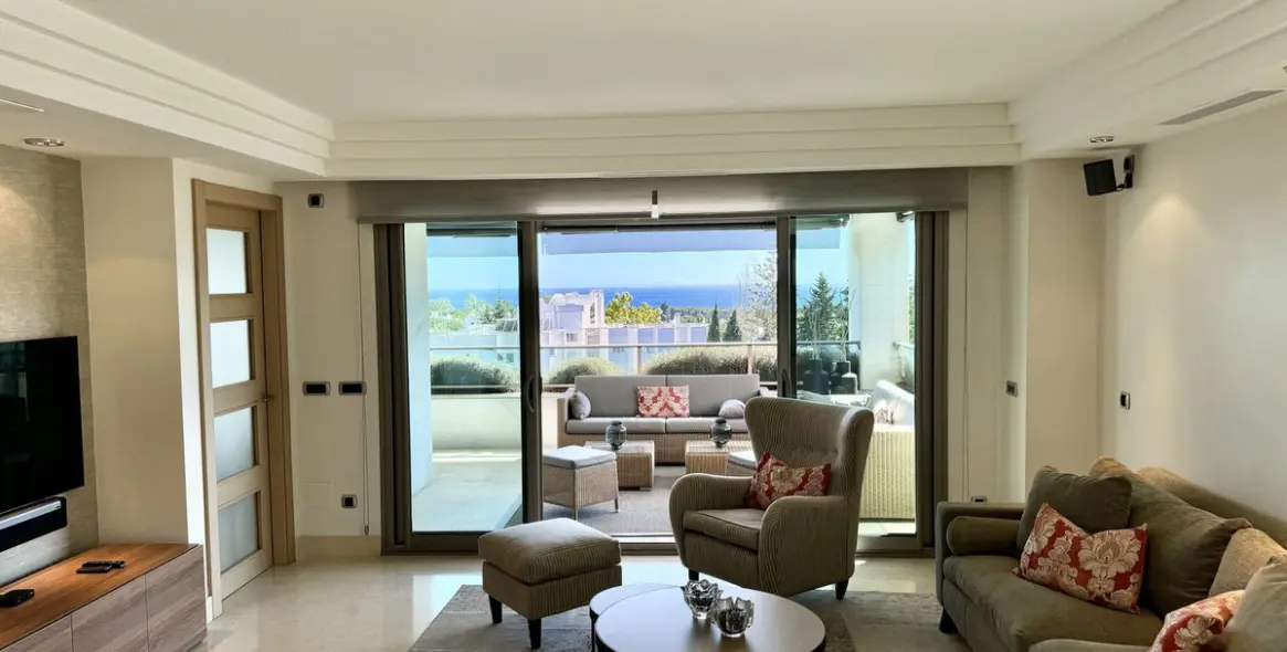 Short-term rent of middle floor apartment in The Golden Mile 10