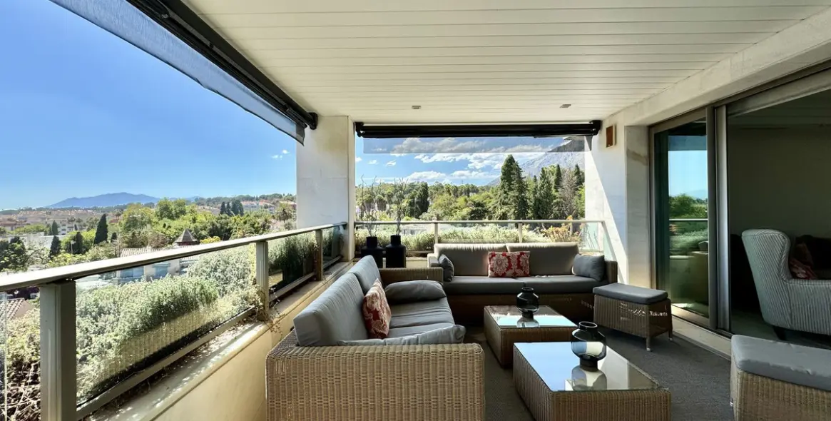 Short-term rent of middle floor apartment in The Golden Mile 14