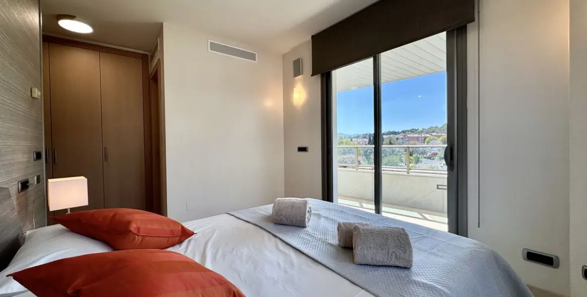 Short-term rent of middle floor apartment in The Golden Mile 18