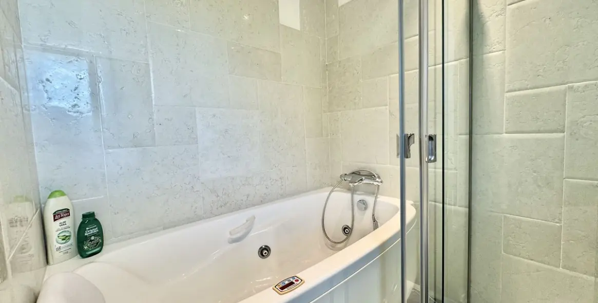 Short-term rent of middle floor apartment in The Golden Mile 20