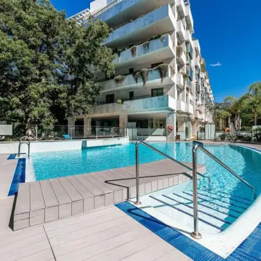 Краткосрочная аренда апартаментов на среднем этаже в The Golden Mile