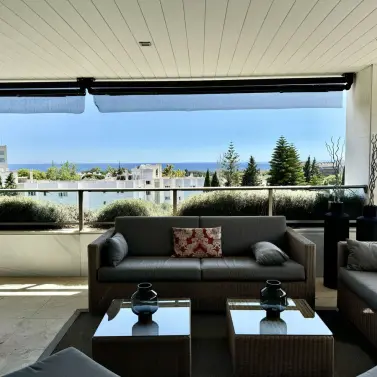 Краткосрочная аренда апартаментов на среднем этаже в The Golden Mile