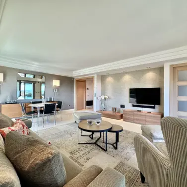 Краткосрочная аренда апартаментов на среднем этаже в The Golden Mile